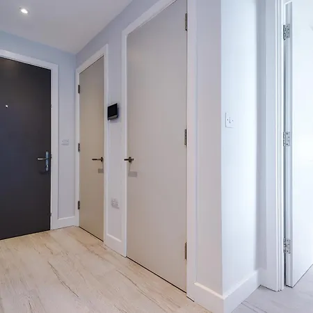 Modern 2br Parking Great Location & Amenities مانشستر