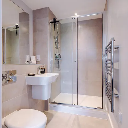 Modern 2br Parking Great Location & Amenities דירה *