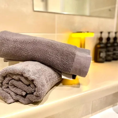 Lux Stylish 2 Bed High Rise With Parking And Balcony