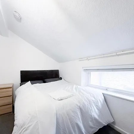 Modern 3-bedroom Near Centre Apartment *