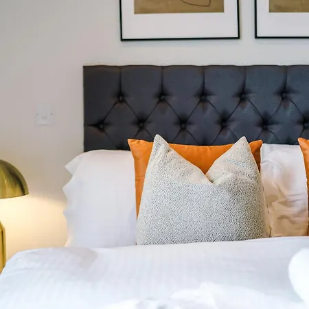 Modern 2br Parking Great Location & Amenities דירה *