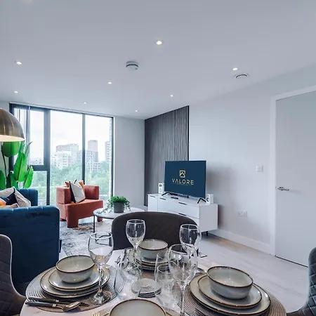 Modern 2br Parking Great Location & Amenities דירה *