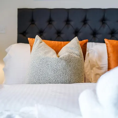 Modern 2br Parking Great Location & Amenities Διαμέρισμα