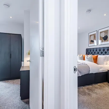 Modern 2br Parking Great Location & Amenities דירה *