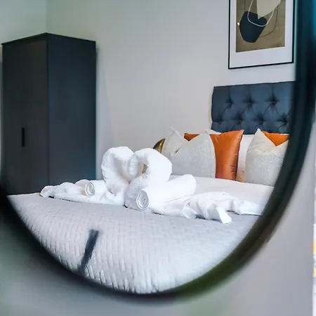 Modern 2br Parking Great Location & Amenities דירה *