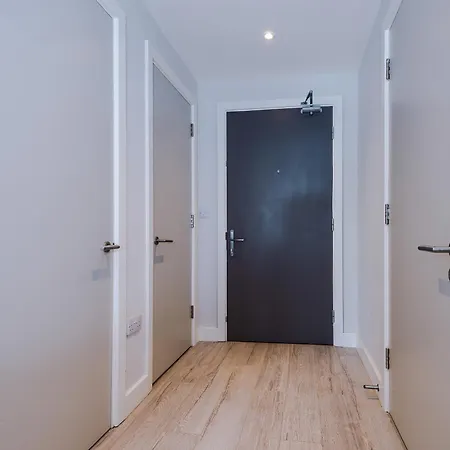 Stylish 1-bed Fast Wi-fi Easy Access To *