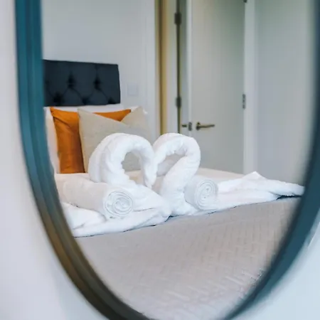 Modern 2br Parking Great Location & Amenities דירה *