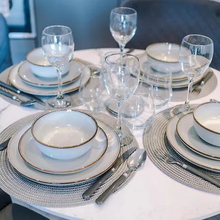 Modern 2br Parking Great Location & Amenities Διαμέρισμα *