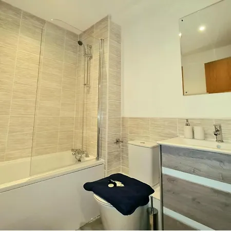 2 Bed Sleeps 4 With Free Parking Manchester