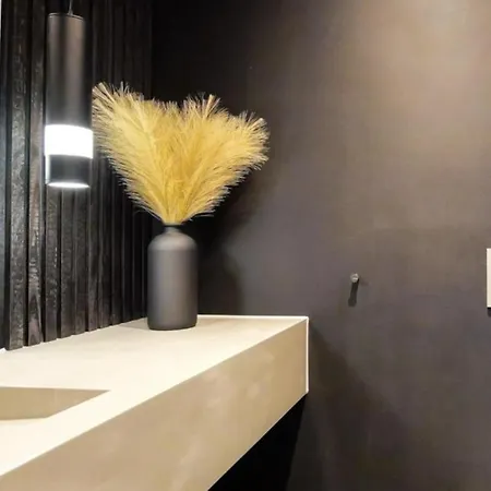 Noir By The Heim Apartman *