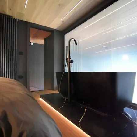 Noir By The Heim Apartman