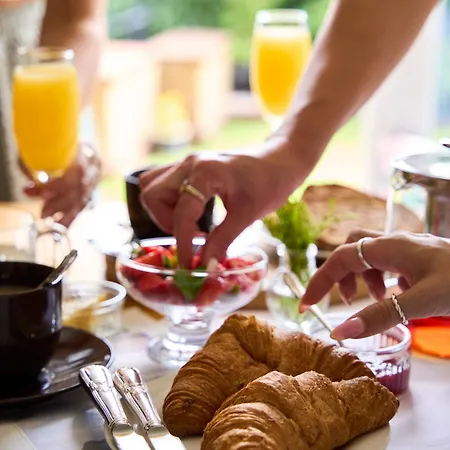 Chic Family With Garden Fire Pit & Event Space, Hot Tub Holiday home Manchester