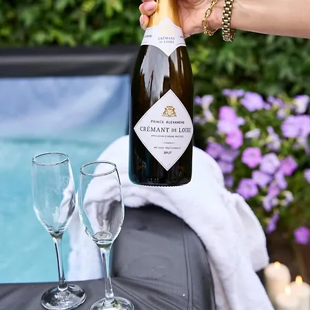 Chic Family With Garden Fire Pit & Event Space, Hot Tub