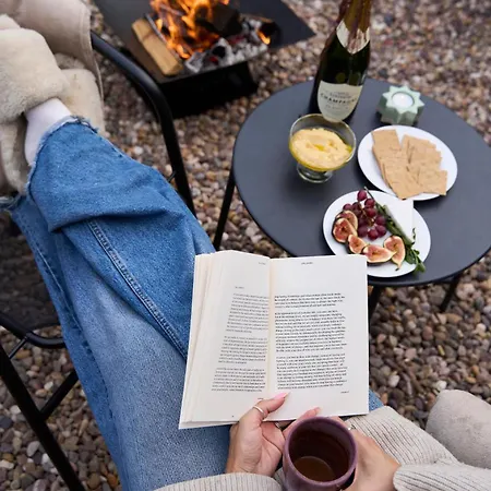 Chic Family With Garden Fire Pit & Event Space, Hot Tub Holiday home