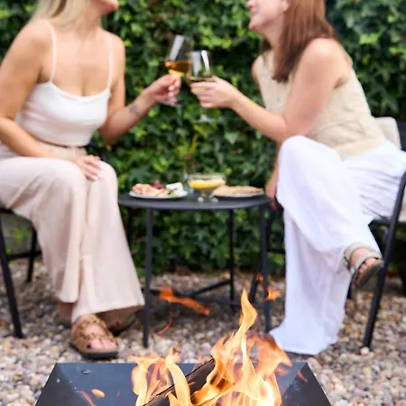 بيت للعطل Chic Family With Garden Fire Pit & Event Space, Hot Tub