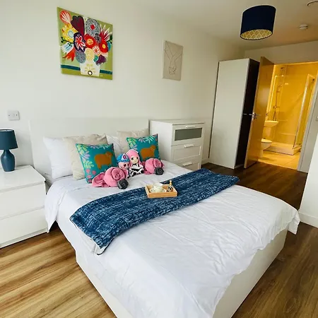 Bee Gateway - Work N Relax 500Mbps Wifi, Netflix, Paid Parking, Balcony And Memory Foam Beds アパート マンチェスター