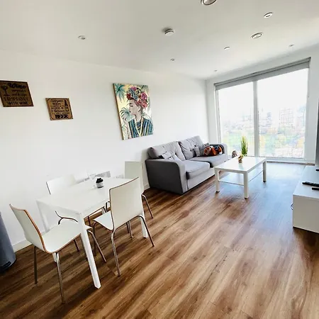 Modern & Cozy With Balcony, Near Media Centre & Old Trafford Stadium * Μάντσεστερ