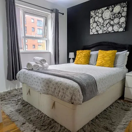 Lord Street With Free Parking & Wifi- Salford Uni, Victoria Station, Ao Arena شقة