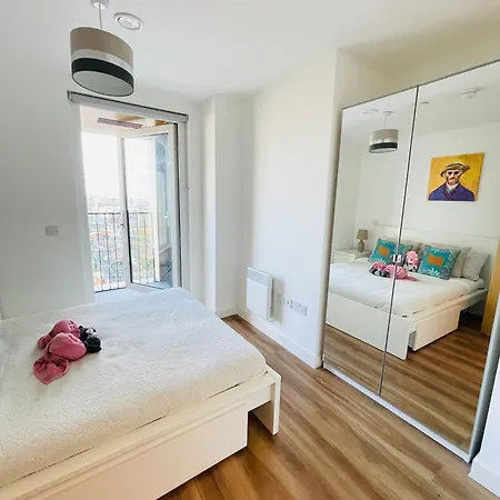 Modern & Cozy With Balcony, Near Media Centre & Old Trafford Stadium Διαμέρισμα