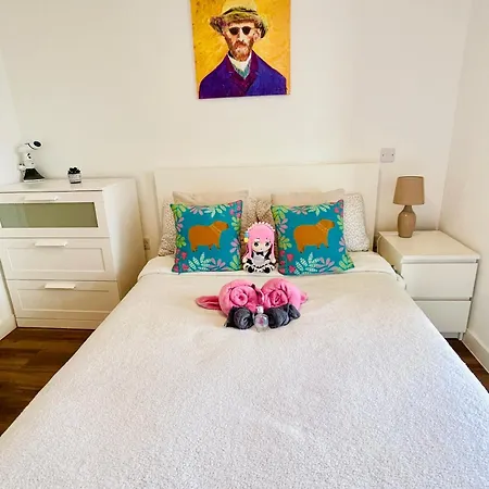 Modern & Cosy With Balcony, Near Media Centre & Old Trafford Stadium Lejlighed