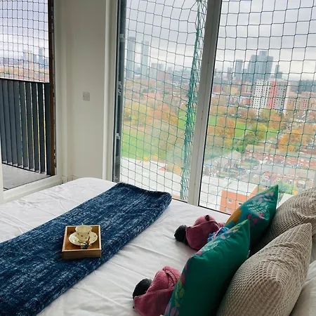 Modern & Cosy With Balcony, Near Media Centre & Old Trafford Stadium Lejlighed