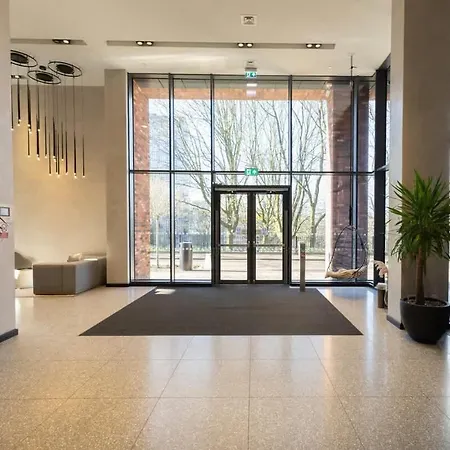 Stylish 3-bed Near Victoria