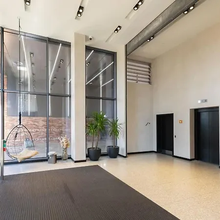 Stylish 3-bed Near Victoria *