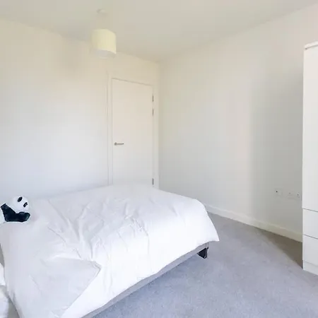 Stylish 3-bed Near Victoria