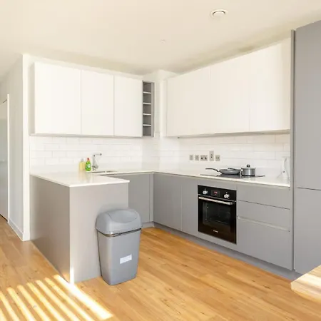 Stylish 3-bed Near Victoria