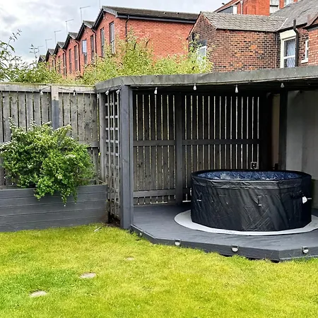 בית נופש Luxury Retreat For 10 - Short Lets & Serviced With Hot Tub And Spacious Garden *