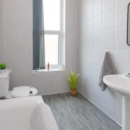 Cozy 2 Bedroom In Quiet M16 Area Prefect For Friends Or Couples Apartmán *