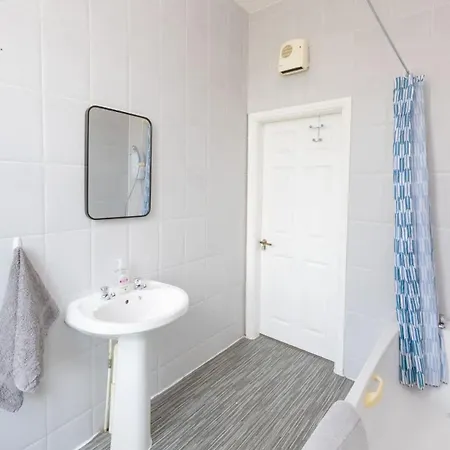 Cozy 2 Bedroom In Quiet M16 Area Prefect For Friends Or Couples