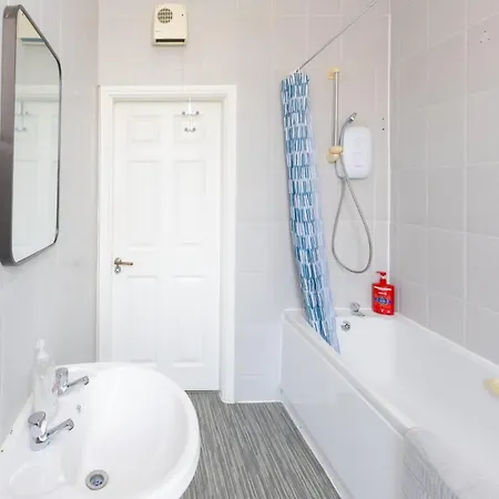 Cozy 2 Bedroom In Quiet M16 Area Prefect For Friends Or Couples Apartmán