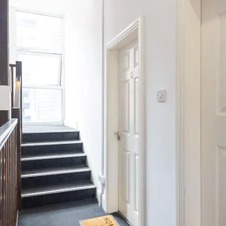 Cozy 2 Bedroom In Quiet M16 Area Prefect For Friends Or Couples *