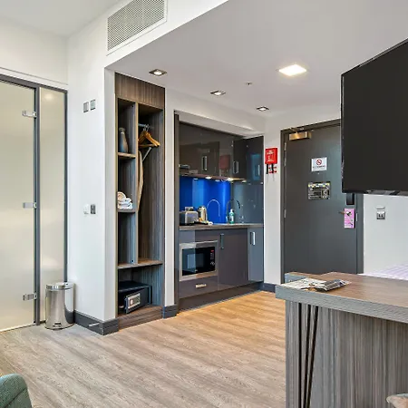 Apartahotel Roomzzz Victoria 4*