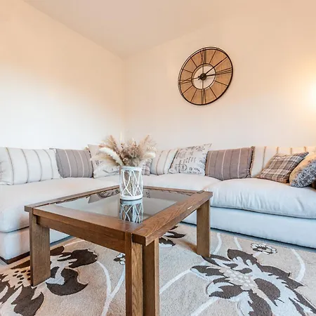 Modern 4 Bed House Perfect For Contractors With Free Parking 度假居