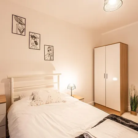 Modern 4 Bed House Perfect For Contractors With Free Parking 度假居