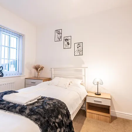 Modern 4 Bed House Perfect For Contractors With Free Parking 度假居 曼彻斯特