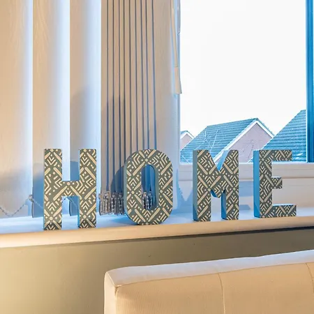 Modern 4 Bed House Perfect For Contractors With Free Parking 度假居