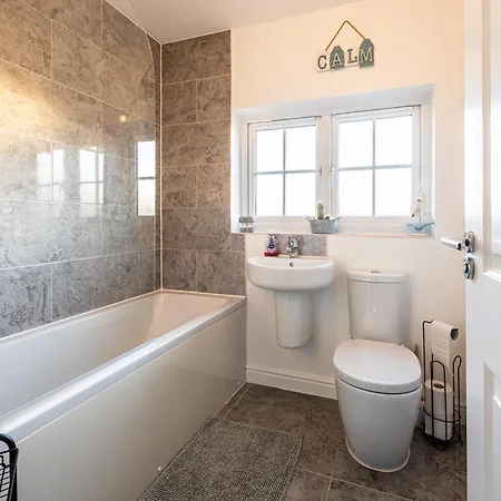Modern 4 Bed House Perfect For Contractors With Free Parking Casa vacanze *