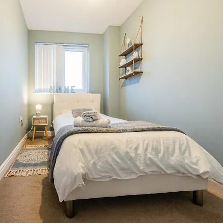 Modern 4 Bed House Perfect For Contractors With Free Parking 度假居