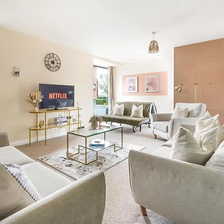 Contractor Near Etihad Stadium & Co-op Live With Free Parking Nyaraló *