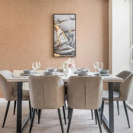 Contractor Stay Near Etihad Stadium & Co-Op Live With Free Parking