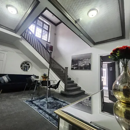 Charming Tudor White House Free Wifi بيت للعطل