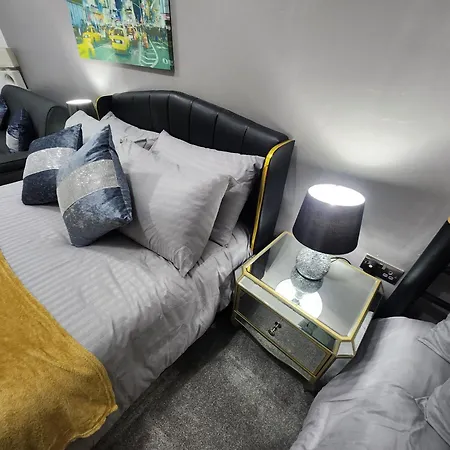 Charming Tudor White House Free Wifi