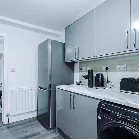 Cosy 2 Bed House - 15 Minutes From Centre *