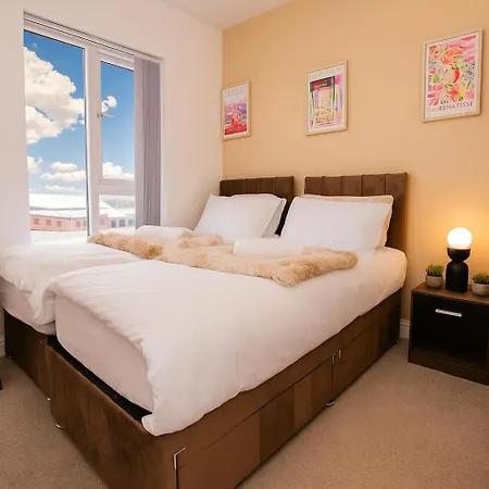 בית נופש Townhouse Sleeps 14 - Free Parking