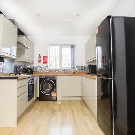 בית נופש Townhouse Sleeps 14 - Free Parking