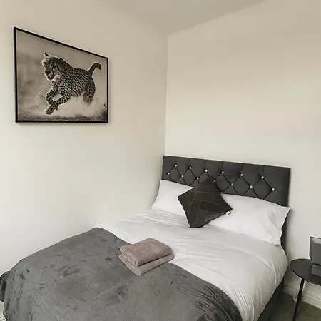 Modern 3-bed Townhouse Centre Free Parking