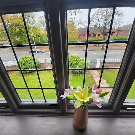Charming Tudor White House Free Wifi بيت للعطل مانشستر